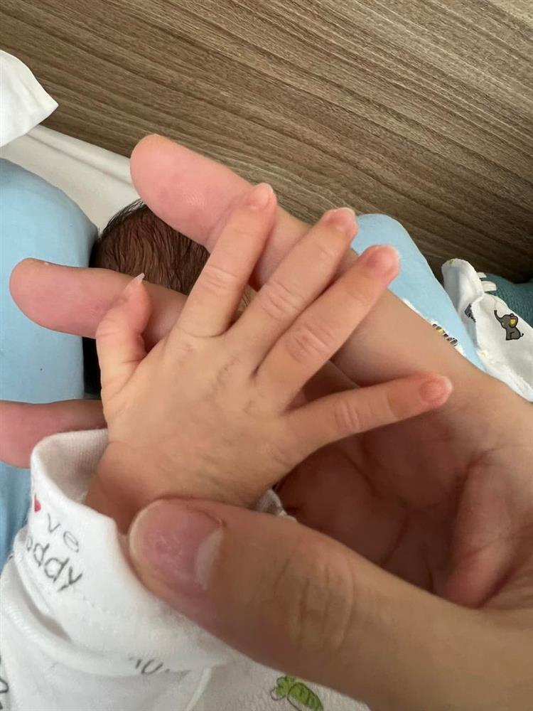 Lều Phương Anh nhá ảnh đầu tiên về con thứ 3 sơ sinh