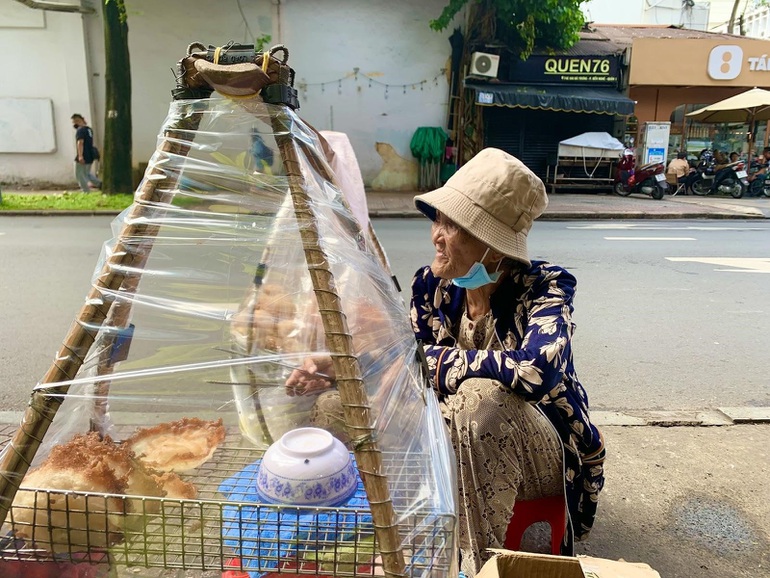 Cụ bà 79 tuổi trụ lại Sài Gòn mưu sinh, nuôi hy vọng mang tro cốt con về