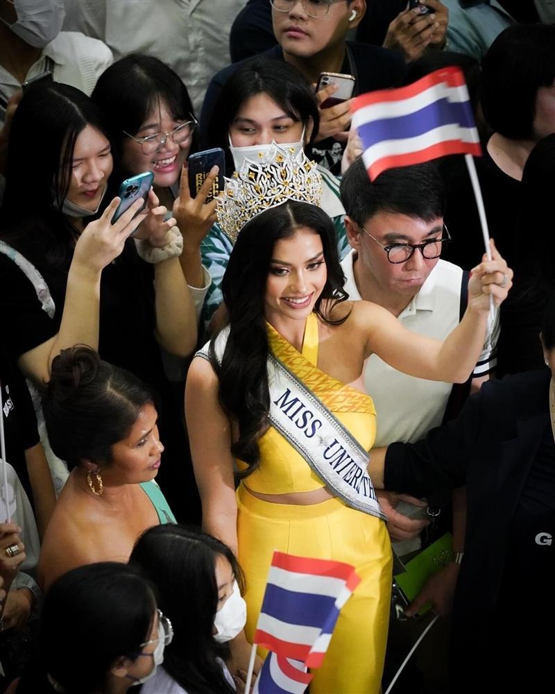 Nghìn người ra sân bay tiễn đại diện Thái Lan thi Miss Universe 2023