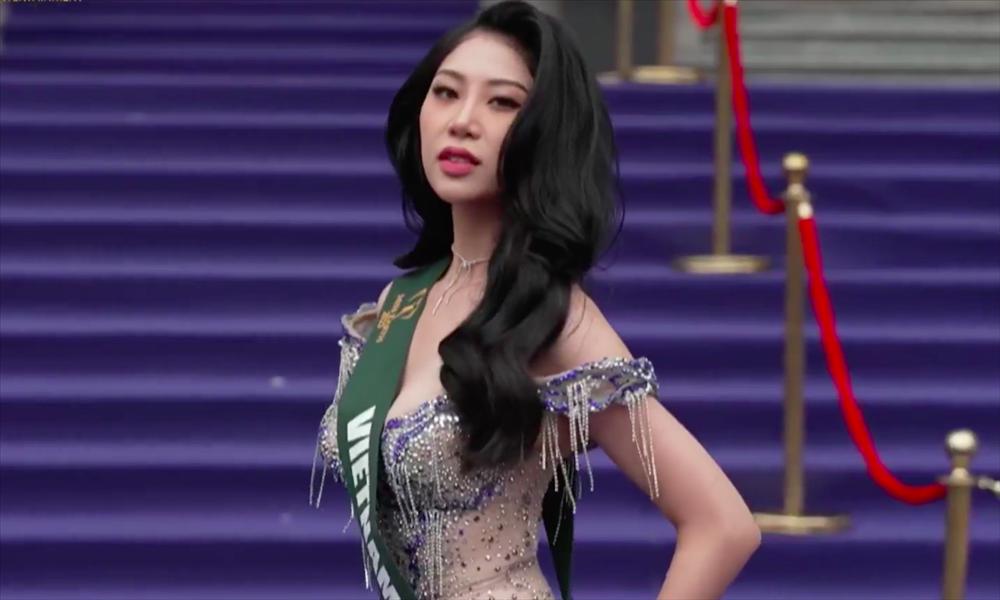 Đại diện Việt Nam vấp ngã trong lễ chào đón thí sinh Hoa hậu Trái Đất